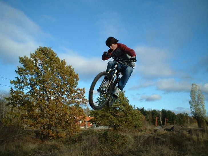 jag hoppar en dubbel ;). Foto: Erik Grahn. Åkare: Felix Idén.