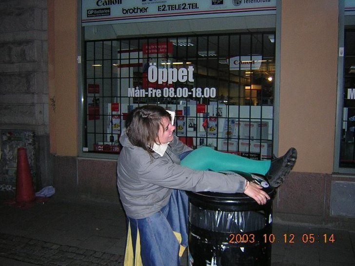 Bestiger soptunna utanför icke namngiven krog i S. Foto: Per Jonsson. Åkare: Anna Carlsson.