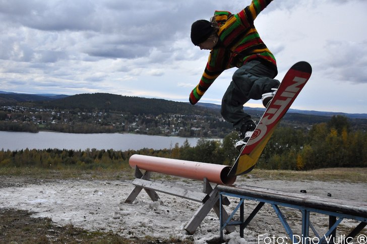 Kalle lyckas med sitt rail försök ;p. Foto: Dino Vulic. Åkare: Kalle Karlström.
