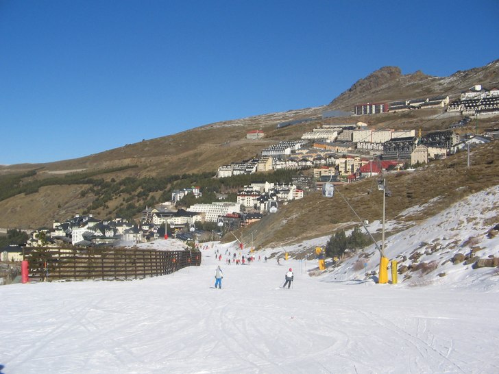 Vy över byn i Sierra Nevada.. Foto: Jonas fryksten. Åkare: Seg spanior.