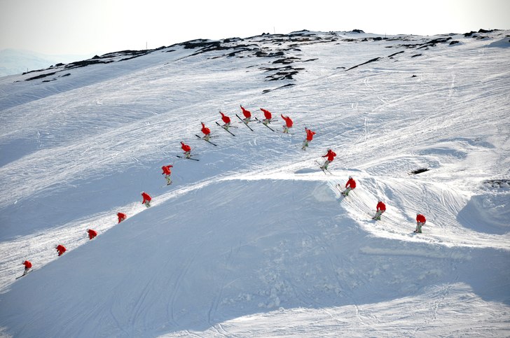 Max gapar cornern på freeride och passar på att . Foto: Robbin Gälliner. Åkare: Max Hemmingsson.