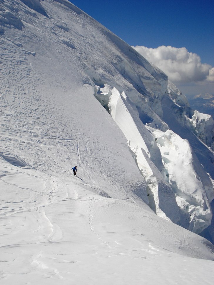 Pernilla navigerar några rejäla sprickor på Mt . Foto: Fredrik Falkman. Åkare: Pernilla Lidholm.