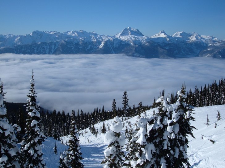 Skön översiktsbild av ett skönt offpiståk i Re. Foto: Adam Hedström. Åkare: Utskikt.