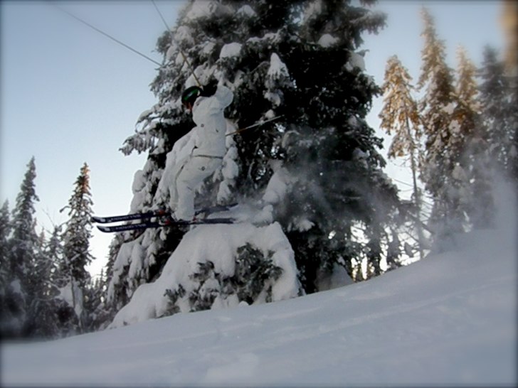 men vad gör han? han bonkar trädet! ;). Foto: Håkan Nilsson. Åkare: Pär sundqvist.