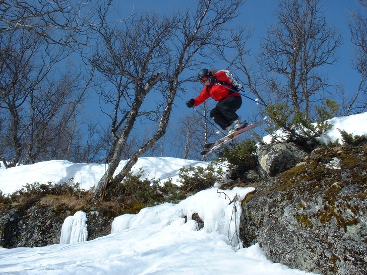 Gütt hopp ute i skogen någon stans i Hemsedal.... Foto: Rickard. Åkare: Jag.