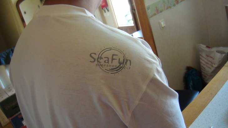 Gävle Longboard T-shirt sponsered by SeaFun. Foto: Sebastian Ytterberg.