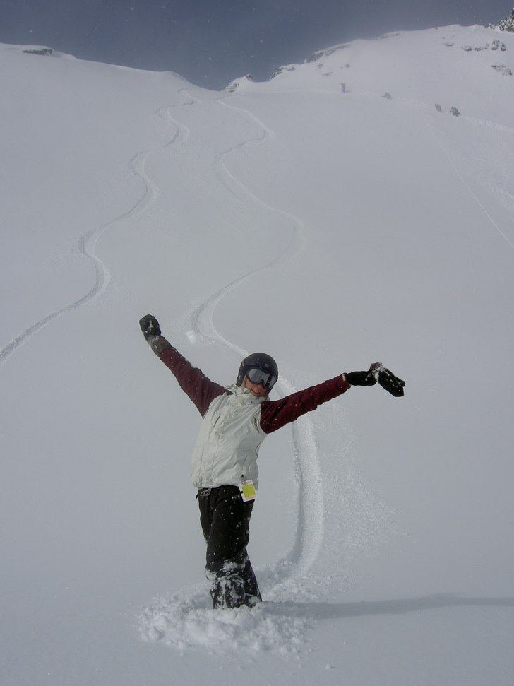 40 cm pow i April!! Fresh tracks pa glaciaren... Foto: Annika Andersen. Åkare: Malin Andersson.