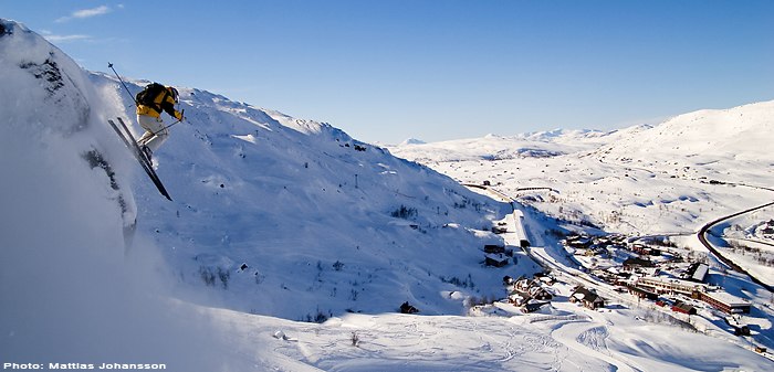 Jonas Abrahamsson droppar en klippa och har samtid. Foto: Mattias Johansson. Åkare: Jonas Abrahamsson.