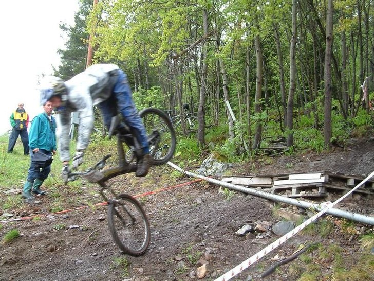 Mitt første og eneste forsøk på DH konkurranse.. Foto: Trond Vidar. Åkare: Are Tallak.
