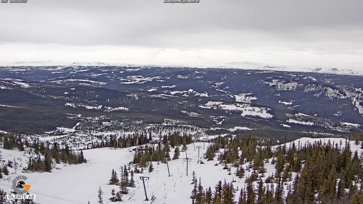Velkommen til vinterferie
Nesfjellet er stappfull .