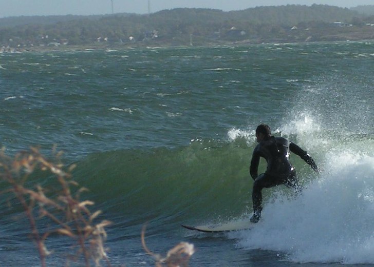 Offshore och Cleana vågor i Åsa. Foto: Börje Jonefjäll. Åkare: Johan Öhlund.