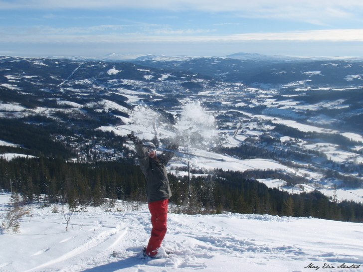 Another great day in Meråker. Enjoying the powder. Foto: Katrine Ingebrigtsen. Åkare: May Elin Aarstad.