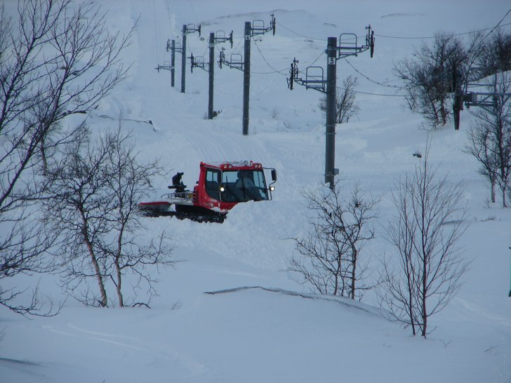 katterjokks liftlinje under uppbyggnad, ovanligt l. Foto: Jörgen Eriksson. Åkare: Östis.
