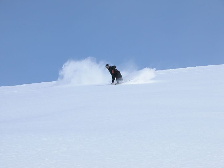 Gott om det vita för mig och fotografen. Schweiza. Foto: Arvid Hejll. Åkare: Mattias Clarin.