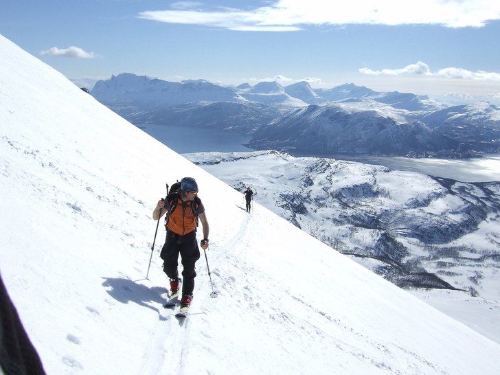 Traversing the steep slopes of Drangen (see other . Foto: Olav Solberg. Åkare: Ivar Kemp Hansen and Anett Haugan.