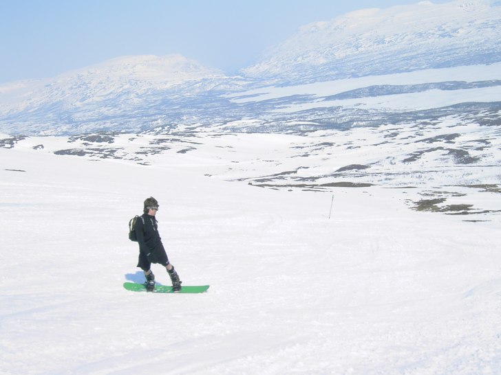 Vårskidåkning. Foto: Erik Edervall. Åkare: Fredrik Nilsson.