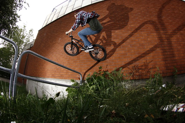 wallride över räcket. ganska långt att hoppa. Foto: Pontus Jonsson. Åkare: Coffe.