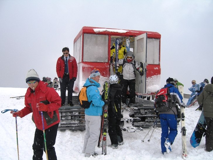 Foto: Jan Stala. Åkare: Smart and classy, the driver of the snow-cat wearing a tie.