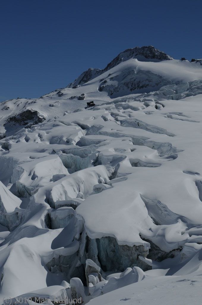 Vackra mönster i glaciären.. Foto: Mats Näslund.