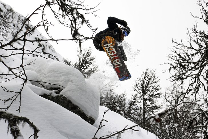 Esbjörn Berg flyger fram i skogen nedanför kamme. Foto: Ida Holmer.