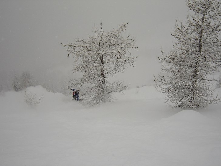 Flatlight, dimma, snöstorm, och sjukt bra me fluf. Foto: Dennis Andersson. Åkare: Nikke.
