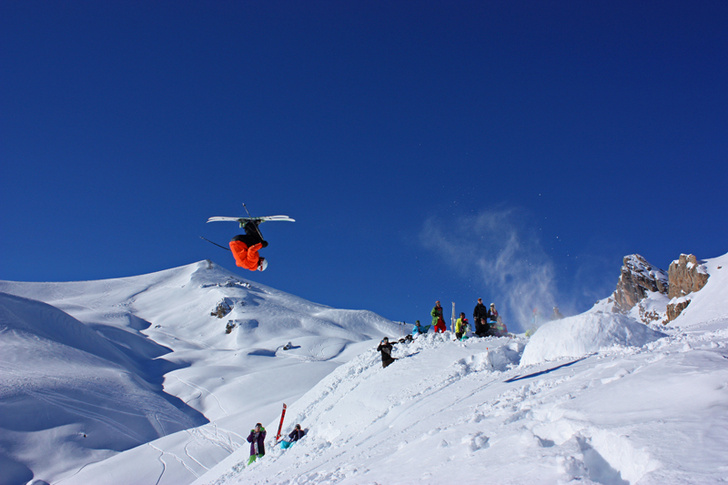 Simon laddar frontflip in das sonnenshine :) @Gavv. Foto: Hedda Berander. Åkare: Simon Gavelin.