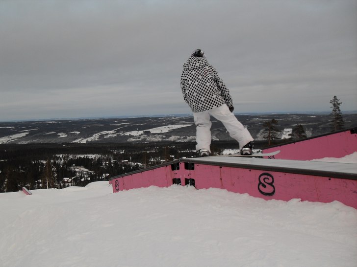 Calle gör en tail präss... Foto: Filip pettersson (powerOFF). Åkare: Calle Sköld (calle-jalle).