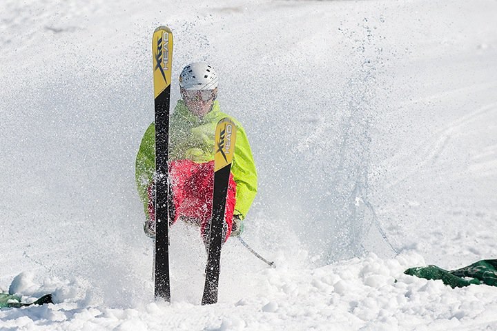 glider över ett vattenhinder. Foto: Johan. Åkare: Andreas Hällgren.