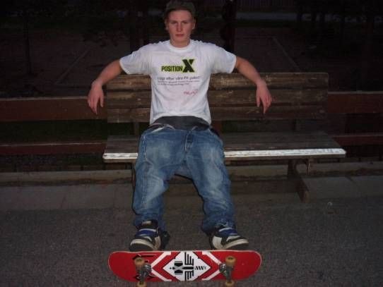 helt knäckt efter att ha sk8tat ;D. Foto: Andreas wallgren. Åkare: Adam Rosenberg.