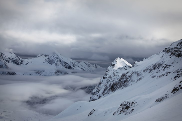 Moln påväg in i dalen en eftermiddag i algna. Foto: Jesper Sundström.