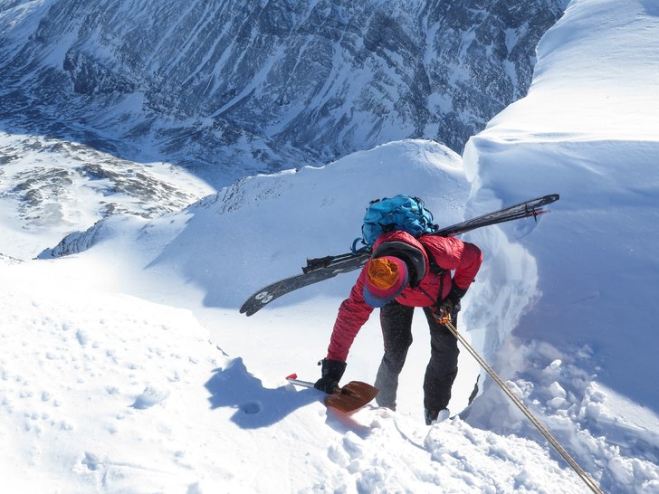 Johan Tollstadius visar hur en trepunktsrappelerin. Foto: tryggve tirén.