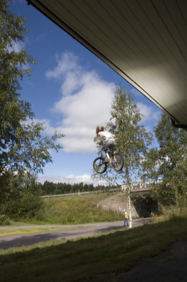 lite misslyckad bild, men fullt lika grymt drop ä. Foto: oskar hettinger. Åkare: klas morin.