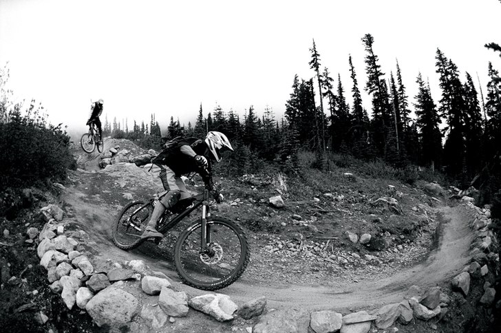Egentligen skulle vi flygit helikopter till en 
b. Foto: Mattias Fredriksson. Åkare: Andrew Shandro och Dave Watson.