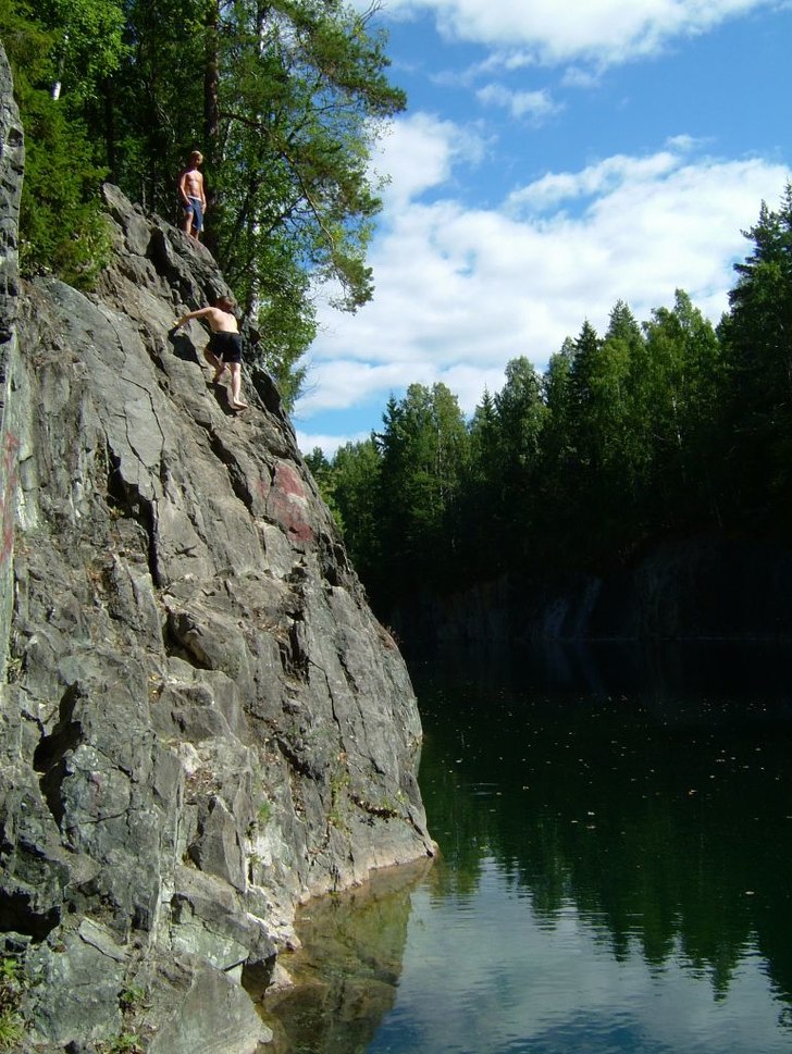 underbart ställe utanför hofors som sagt.. fint . Foto: kommer inte ihåg ju. Åkare: ingen åker nåt men tommy klättrar och joel står å spänner sig.