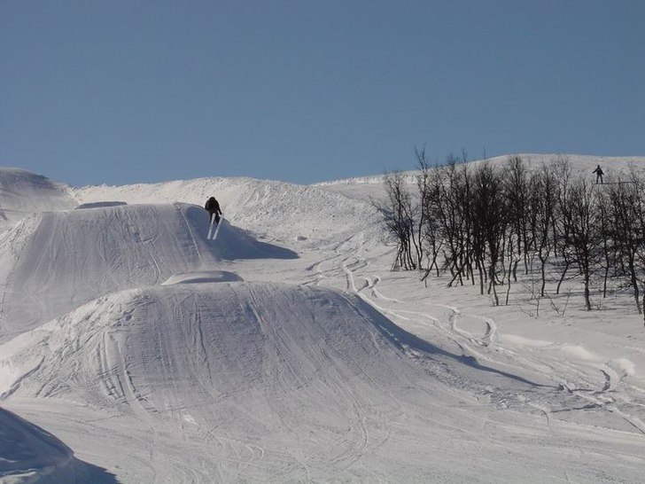Backhoppning i parken i Ramis. Foto: Magnus Eklund. Åkare: Fredrik Dahlberg.
