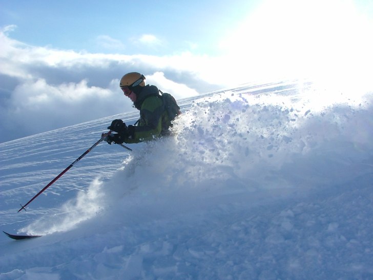 Svågern njuter av grymt fint puder på Nordals.(T. Foto: Patric G Renström. Åkare: Niklas Renström.