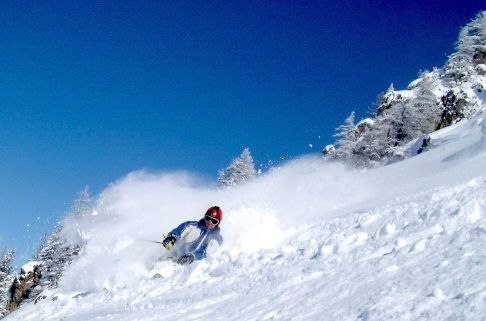 Snöat i 4 dygn, mellan 80 och 200 cm puder.. Foto: Petteri Koste. Åkare: Henrik.