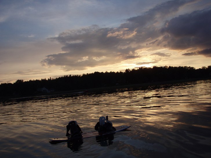 Snygg bild med brädan och när solen går ner. Åkare: Tyvärr.
