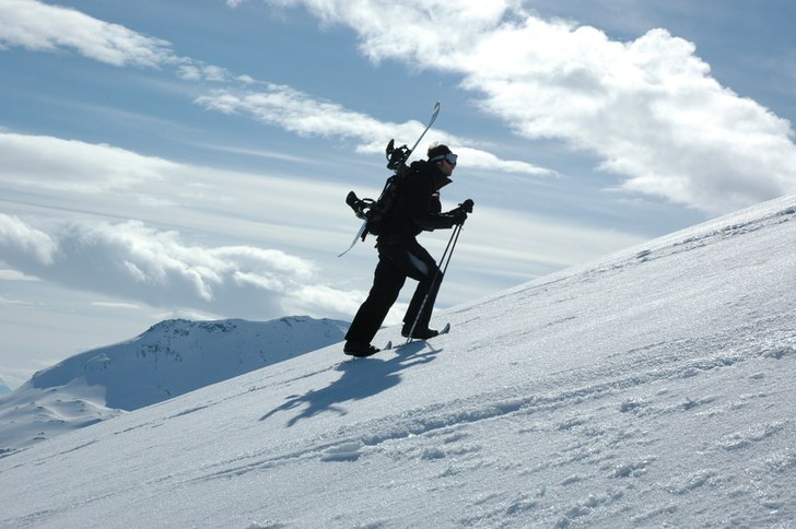 På väg upp på Spanstinden i solskenet. Väl upp. Foto: Jonas Gozzi. Åkare: Mattias Clarin.