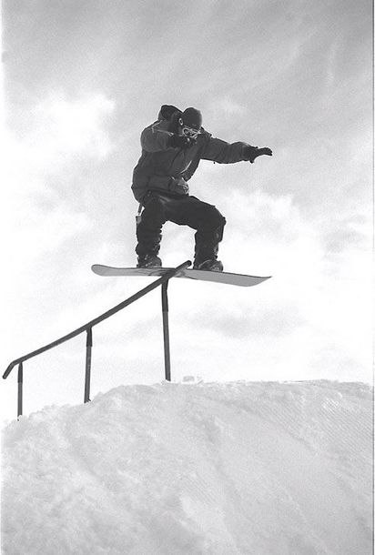 Kille som räjlar en hög räjl under en tävling . Foto: Markus Mattsson. Åkare: okänd.