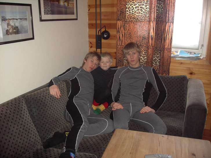 jag och mina bröder vilar ut i soffan efter en h�. Foto: mamma. Åkare: jag och mina bröder.