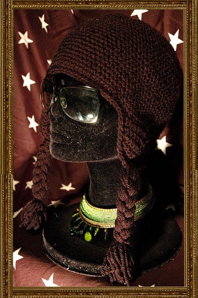 Earflaps å flätor. Foto: virkarna.