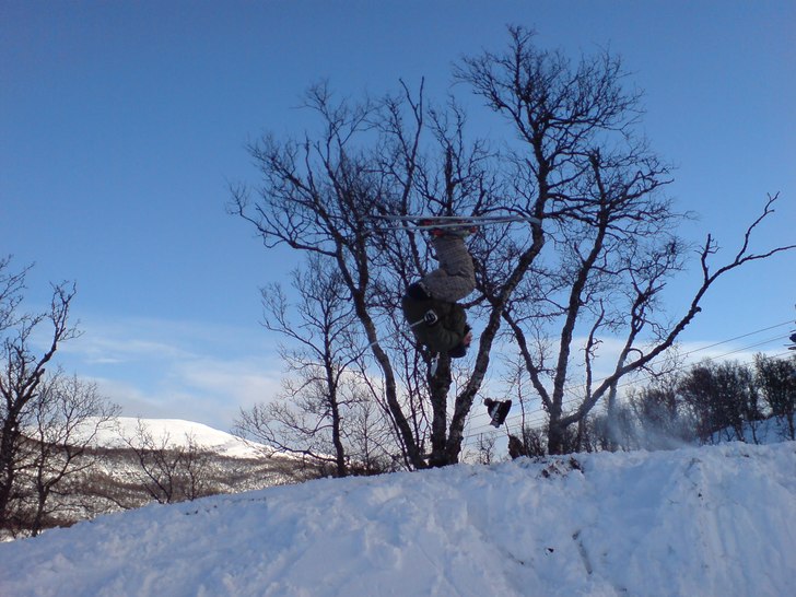 En lite kick och sköna flippar.
Förevigat med m. Foto: Kalle Kax Karlgren. Åkare: Tom-Oliver Åkerström/Hedvall.