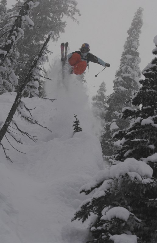 Henke Windstedt kör en pillow line och tar luft v. Foto: Mattias Fredriksson. Åkare: Henrik Windstedt.