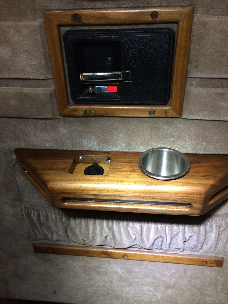 Nylackerad trä inredning med dubbel USB uttag vid.