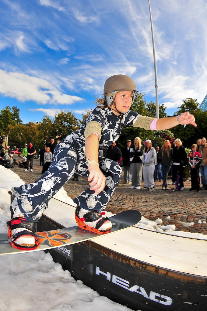 Duktig tjej trycker en boardslide med speedsuite p. Foto: Emil Rydell. Åkare: Stine Rusten Andersen.