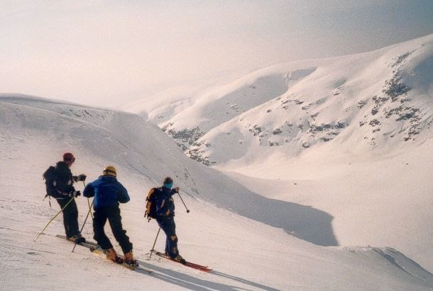 Heliskiing i Hemavan.... Foto: pappa. Åkare: Oskar Hjärpe / Johan Hjärpe / Guide.