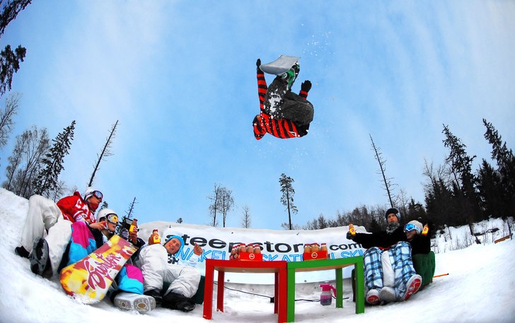 Daniel S, sätter en clean backflip över gänget . Foto: Adam Klingeteg. Åkare: Daniel S.