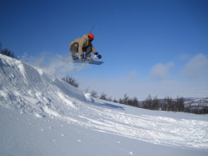 Dras iväg i luften av en tråd i mössan.. Foto: Richard Kingfelt. Åkare: Robert Flodström.