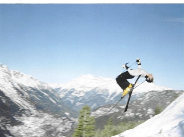 Andra volten i mitt liv (med skidor på fötterna). Foto: Jonas Mämpel. Åkare: Andreas Hertzman.